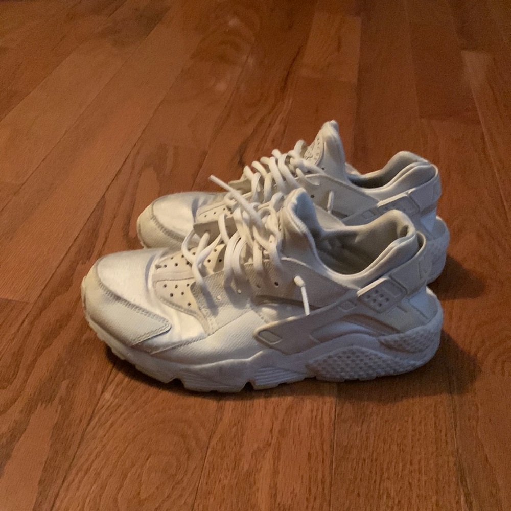 White NIKE Air Hurache